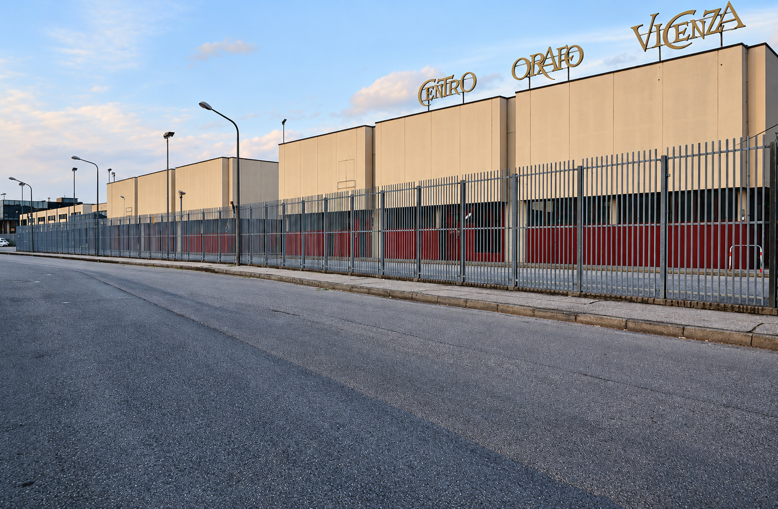 Facciata del Centro Orafo Vicenza in Via Vecchia Ferriera 50, con l'insegna dorata e la recinzione di sicurezza